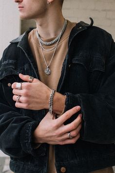 Men Accessories Aesthetic Necklace, Neck Chain For Men Fashion, Men Jewelry Outfit, Layered Necklaces Men, Jewlrey Aesthic Men, Layered Chains Men, Men Chain Necklace Outfit, Men With Necklace, Male Accessories Aesthetic