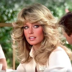 70s Makeup Ideas #trends #makeup #70s #70smakeup 70s Haircuts, Farah Fawcett Hair, 70’s Hair, Fawcett Hair, Farah Fawcett, 1970s Hairstyles, Farrah Fawcet, Honey Brown Hair