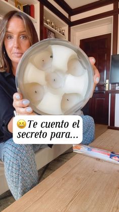 a woman sitting on a couch holding a bowl with candles in it and the caption reads, te cueto el secreto para