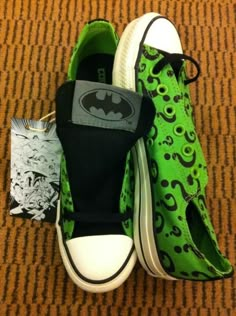 The Riddler Converse Shoes...Despite the fact that I'm not really a converse-shoe type of person.. I really like these xD Grunge Shoes Sneakers, Shoes Sneakers Vintage, Batman Converse, Cool Converse, Grunge Shoes, Nike Lunar Force, The Riddler, Batman Stuff