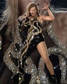 Gold Reputation Outfit Eras Tour, Taylor Swift Eras Art, Taylor Swift Rep Tour, Taylor Swift Reputation Era, Eras Tour Reputation, Eras Tour Taylor, Reputation Era, Photos Of Taylor Swift