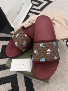 Designer Slides With Rubber Sole And Round Toe, Designer Slides With Round Toe And Rubber Sole, Gucci Flat Slides With Branded Insole, Gucci Slip-on Sandals With Rubber Sole, Casual Leather Gucci Slides, Gucci Casual Sandals With Cushioned Footbed, Gucci Casual Slip-on Slides, Casual Gucci Sandals With Round Toe, Casual Gucci Sandals With Cushioned Footbed