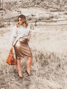 Tines and Turquoise Blog - Gold Sequin Skirt Outfit Sweater Madewell Bag Gold Sequin Skirt Outfit, Fancy Dresser, Madewell Bag, Sequin Skirt Outfit, Gold Sequin Skirt, Neutral Sweaters, Madewell Bags, Classy Fashion, Skirt Outfit