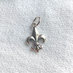 🌸 925 Sterling Silver Fleur De Lis Pendant Elevate your style with this elegant Fleur De Lis pendant, crafted from 925 sterling silver. Perfect for wearing on its own with a fine silver chain, we recommend pairing it with a 1-3 MM chain for a classic and sophisticated look. ⚖️ Pendant Weight: 1.0 Grams 📏 Approx. Dimensions: 16 x 10 🛠️ Materials: 925 Sterling Silver ✨ Made In: Italy ⛓️  Chain: 1.7 MM Figaro Chain in 925 Sterling Silver 📦 Shipping: This item ships from Melbourne, Australia. Figaro Chains, Figaro Chain, Chrome Hearts, Fine Silver, Silver Chain, Jewelry Necklace Pendant, Accessory Gift, Jewelry Necklaces, Thing 1