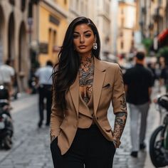 Strong Women Outfits, Classy Tattooed Women, Boxing Match Outfit Ideas Women, Latina Business Woman, Tattooed Woman Models, Woman Street Photography, Power Dressing Women