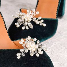 Dark Green Velvet Wedding Shoes with Pearl Clip • Green Block Heels • Bridesmaid Shoes • Evening Heels "SCARLETT" Elegant Green Heels For Wedding, Elegant Green Wedding Shoes For Formal Occasion, Elegant Green Closed Toe Wedding Shoes, Elegant Green Closed-toe Wedding Shoes, Green High Heel Wedding Shoes, Green Block Heels, Green Velvet Wedding, Velvet Wedding Shoes, Velvet Wedding