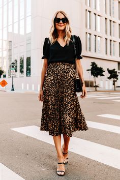 Leopard Midi Skirt Outfit, Leopard Skirt Outfit, Black Heels Outfit, Leopard Midi Skirt, Styling Skirts, Printed Skirt Outfit, Rok Midi, Outfits Dressy, Rock Outfit