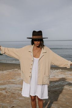 Retro Summer Aesthetic, Beige Long Sleeve Shirt, Beige Linen Shirt, The Beach Sunset, Retro Summer Outfits, Oversized Shirt Outfit, Oversized Linen Shirt, Sunset On The Beach, Outfit Retro