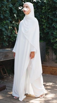 White Abaya Outfit, Abaya White, Hijabi Wedding Dress, Bridal Abaya, Wedding Abaya, Hijabi Wedding, Bridal Hijab Styles, White Hijab, Nikah Outfit