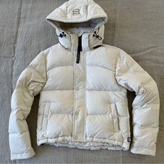 Aritzia Super Puff Shorty In A Size 3xs In Color Matte Pearl. Removable Hood. Thumbholes On Cuff. 2 Exterior Button Pockets And Interior Pocket. Water Repellent. Wind Repellent. 700+ Fill. Brand New. Aritzia Puffers, Aritzia Coat Outfit, Aritzia Super Puff High Gloss, White Down Puffer Jacket For Cold Weather, White Down Puffer Jacket For Streetwear, White Down Puffer Jacket For Spring, Functional White Puffer Jacket For Fall, Super Puff Aritzia Outfit, Superpuff Outfit