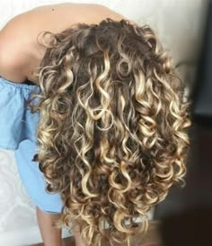 Perm Ideas, Round Layers, Curly Hair Trends, Permed Hair, Highlights Curly Hair, Colored Curly Hair, Short Wavy Hair, Ombre Hair Color, Curly Hair Cuts