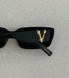 Shades Glasses Sunglasses Fashion, Designer Shades Sunglasses, Versace Aesthetic, Versace Clothes, Designer Eye Glasses, Jóias Body Chains, Versace Shades, Sunglasses 2022, Pretty Sunglasses