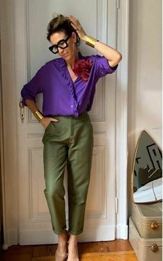 Mode Over 50, Mode Tips, Color Combinations For Clothes, Soft Autumn, Purple Shirt, Green Pants, 가을 패션