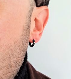 Hoop earring of 14 mm in diameter and 3 mm in caliber, with square shape on the profile, pin closure, with gloss finish. A design with a smaller caliber than those usually seen, which makes them easily combinable with steel models of other sizes as seen in the photographs. The first jewels used by humans of which there is evidence are those found in the Blombos cave, in South Africa, dating back 75,000 years. As for the oldest metal jewels discovered so far, they are 7000 years old, these being Classic Hypoallergenic Small Hoop Piercings, Modern Round Cartilage Earrings With Ear Wire, Modern Small Hoop Cartilage Earrings Tarnish Resistant, Modern Pierced Huggie Earrings, Classic Small Hoop Piercings As Gift, Modern Hypoallergenic Huggie Earrings For Formal Events, Modern Hypoallergenic Huggie Earrings For Formal Occasions, Classic Ear Wire Piercings As Gift, Modern Small Hoop Cartilage Earrings