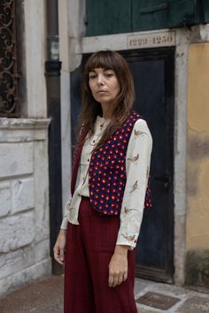 This double faced vest has been crafted from 2 vintage fabrics: one is made of velvet (flowers print) and the other (tartan) is mid weight cotton-wool blend. It is wearable on two different sides! The boxy fit blouse is ideal to go back to any bottom (denim, skirt, shorts).  ▲ ▼Write me in order to do a customized order ! If you are interested in customization please write me a line and I will get back to you as soon as I can, to make a customized item if possible.▲ ▼ *Actual color may slightly Floral Vest Outfit, Vest For Women, Velvet Flowers, Jupe Short, Skirt Shorts, Face Print, Plaid Vest, Fitted Blouses, Wool Vest