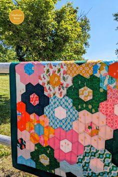 colorful hexagon flower quilt on fence Hexagon Flower Quilt, Flower Quilt Pattern, Retro Quilt, Flower Quilt Patterns, Modern Quilt Pattern, Hexie Quilt, Jelly Roll Quilt Patterns, English Paper Piecing Quilts, Rose Quilt