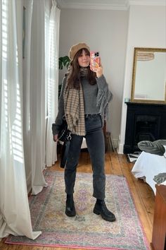 Dr Martens Outfit For Work, French Winter Style, Chic Mom Outfits, Jumper And Jeans, Outfits Colorful, Dr Martens Outfit, Midsize Outfits, Winter Capsule, Ootd Ideas