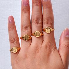 WARUM WIR ES LIEBEN Genieße die Sonne mit unserer zierlichen Ringkollektion. Kreiere deinen eigenen Stapel von strahlenden, schicken Ringen, die deinem täglichen Look eine kühne Eleganz verleihen. DETAILS Material: 18K Edelstahl (Anlaufbeständig) Hypoallergen: Ja Gemacht um zu beeindrucken Alle unsere Stücke werden aus Edelmetallen gefertigt, was keine Sorgen für empfindliche Haut bedeutet. Bride Hair Jewelry, Crystal Bridal Tiaras, Engraved Flower, Steel Flowers, Laurel Leaves, Rose Gold Crystal, Ring Shapes, Got Your Back, Rings For Girls