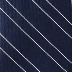 Nuestra corbata Classic Navy Stripe para hombre presenta un patrón clásico de rayas diagonales estilo Repp cosido en hilo blanco.  Esto crea un aspecto elegante, casi pin-stripe.  Elegante y simple, esta corbata es perfecta para cualquier evento y elevará su estilo.  Nuestra corbata mantendrá su forma y mantendrá un nudo perfecto gracias a la duradera y suave 100% Seda. Diagonal Stripes Pattern, Navy Tie, Pin Stripe, Men's Tie, Diagonal Stripes, Navy Stripes, Elevate Your Style, Look Chic, Ties Mens