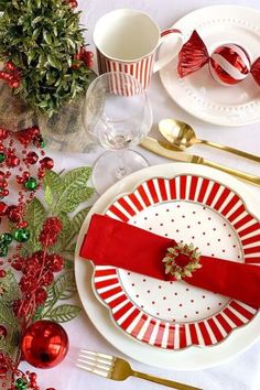 christmas table decorations Table Settings Christmas, Elegant Christmas Table, Table Decorations Christmas, Decor Natal, Blue Table Settings, Christmas Table Ideas, Rustic Table Decor, Peppermint Christmas, Christmas Dinner Table