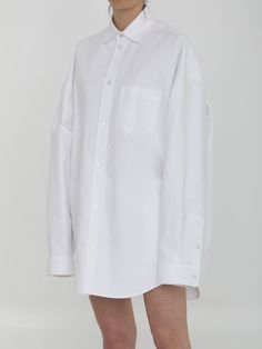 Outerwear shirt in white cotton poplin. It features classic collar, front press-stud closure, one patch pocket on chest, press-stud cuffs and curved hem. Large fit. Size nationality: US Product number: 134044 Product code: 794462TQM309140 Composition: 100% cotton Swedish Street Style, Oversized Style, Box Pleats, Online Tops, Oversized Shirt, Bold Fashion, Fashion Labels, Shop Blouses, Perfect Shirt