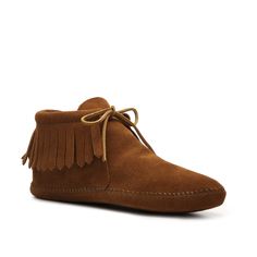 Minnetonka-Classic Moccasin Fringe Slipper Minnetonka's most iconic and traditional moccasin silhouette, the Classic Fringe Slipper, will keep your feet warm in trendy style. Men Classic, Trendy Style, Chukka Boots, Moccasins, Trendy Fashion, Ankle Boot, Slippers, Boots