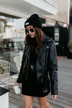 Black Beanie Outfit, Beanie Outfit, Jacket Outfit Women, Biker Leather Jacket, Leather Jacket Outfits, Biker Leather, Festival Looks, Black Leather Jacket, Edgy Outfits