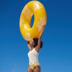 Grande bouée ronde gonflable de 1,20 m de diamètre au motif Tie & Dye également appelé Shibori sur fond jaune éclatant rappelant les maisons colorées de la plage de Palolem. Idéale pour égayer et s'amuser dans une piscine ou pour des vacances à la mer ou en bord de lac. Imprimée au recto et au verso. Tous nos gonflables étant imprimés et fabriqués à la main avec des cadres de sérigraphie, chaque article est similaire mais avec parfois de légères différences. Chaque accessoire est donc unique ! P Palolem Beach, Screen Printing Frame, Bright Yellow Background, Colorful Houses, Beach Games, Swim Ring, Inflatable Mattress, Tie Dye Pattern, Swim Caps