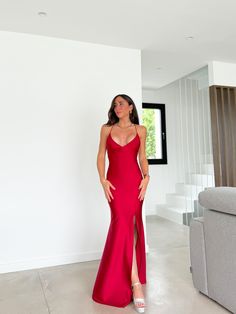 Vestido de tejido satinado elástico con escote pico y abertura en el bajo. Es de corte sirena y los tirantes son regulables mediante entrelazado en la espalda. Disponible en rojo, cielo, lila, klein y botella. Talla única (sirve de la 32 a la 36) Modelo: Altura 158 cm, Pecho 83 cm, Cintura 63 cm, Cadera 90 cm. Composición: 95% Poliester , 5% Elastan Este artículo esta diseñado y fabricado íntegramente en Europa e importado por Sorellas. Satin Fabric Dress, Red Sky, Dress Fabric, Model Height, Satin Fabric, Lilac, Mermaid, Prom, Satin