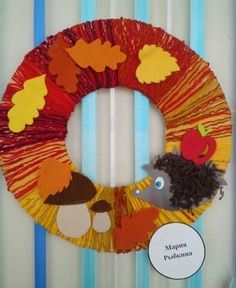 a paper plate wreath with an animal on it