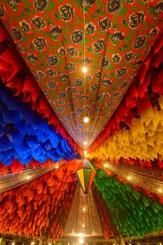 the ceiling is made up of many different colors