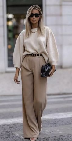 27 Elegant Italian Fall Outfits to Try This Season Corporate Attire Women, Classy Business Outfits, Capsule Wardrobe Work, Corporate Attire, Beige Outfit, Look Short, Beige Pants, Trendy Fall Outfits