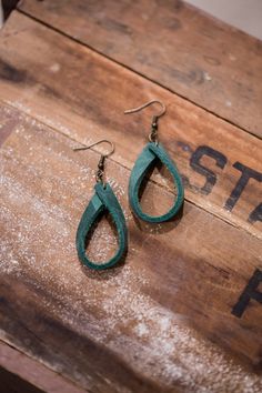 Leather Teardrop Earrings For Everyday Use, Green Leather Jewelry For Gifts, Green Leather Jewelry Gift, Green Leather Jewelry As A Gift, Green Everyday Earrings, Green Leather Dangle Earrings, Green Leather Dangle Jewelry, Loop Earrings, Unique Nature