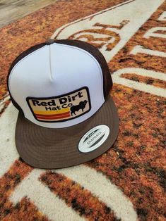 Gorra snapback estilo marrón/blanco/marrón de 5 paneles con el exclusivo parche “Pancho”. White Snapback Trucker Hat With Leather Patch, Retro Brown Trucker Hat With Flat Bill, Brown Trucker Hat 5-panel, Brown Trucker Hat With 5-panel Design, Retro White Hat With Logo Patch, White Retro Hat With Logo Patch, Retro Brown 5-panel Trucker Hat, Brown 5-panel Trucker Hat, Brown Trucker Hat With Embroidered Patch