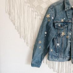 Wlw Aesthetic, Jean Jacket Diy, Jacket Diy, Jean Jacket Styles, Look Jean, Denim Jacket Outfit, Painted Denim Jacket