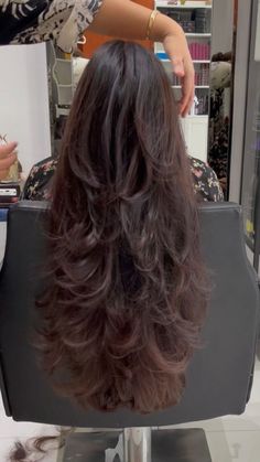 Choppy Layers For Long Hair Wavy, Extra Layered Long Hair, Long Curly Butterfly Haircut, Layer Haircut For Wavy Hair, Haïr Cut For Long Wavy Hair, Butterfly Haircut Long Hair Wavy Curly, Bouncy Layers Long Hair, Korean Butterfly Haircut, Long Hair Butterfly Haircut