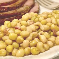 corn on the cob and bacon are served on a plate