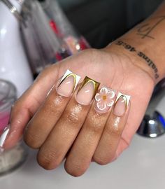 Nail Inspo Gold And White, Short Gold Nails Ideas, Short Gold Acrylic Nails, Alternative French Tip Nails, Extra Short Acrylic Nails, Short Vacation Nails, Short Exotic Nails, Mom Nails, Brown Acrylic Nails