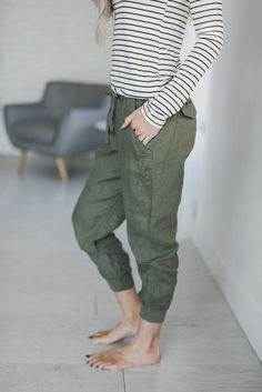 Preppy Spring, Linen Joggers, Green Joggers, Color Trends Fashion, Fashion Week 2018, Joggers Pants, Trendy Summer Outfits, Spring Fashion Trends