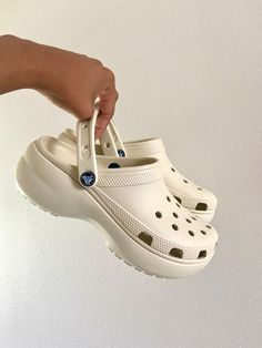 Crocs Platform Bone, High Platform Crocs, Styling Crocs For Women, Platform Crocs Aesthetic, White Platform Crocs, Platform Crocs Outfits, Crocs Platforms, Cute Crocs Shoes, Sepatu Platform