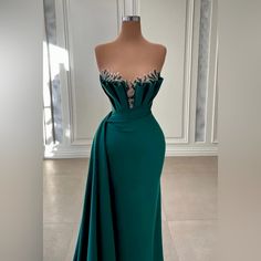 Perfect Fit! It Is A Very Elegant Dress, Nice For Many Occasions Dark Green Prom Dress, Mermaid Evening Gown, Prom Dress Styles, Illusion Neckline, Green Prom Dress, Satin Prom Dress, Mermaid Fashion