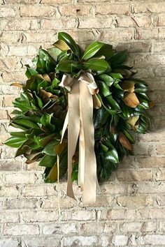 it's easy to make a fresh Magnolia wreath! Magnolia Leaves Decor, Magnolia Wreath Front Door, Early Spring Decor, Magnolia Christmas Decor, Magnolia Leaf Garland, Winter Into Spring, Wreath Inside, Magnolia Leaf Wreath