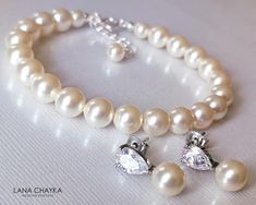 Classic Pearl Drop Bracelet For Wedding, Classic Wedding Pearl Drop Bracelet, Elegant Adjustable Bridal Accessories For Wedding, White Pearl Drop Bracelets For Wedding, Wedding Pearl Bracelet With Pearl Drop, Cream Wedding Bracelet Jewelry, Classic Cream Wedding Jewelry, Adjustable Cream Bracelet For Wedding, Adjustable Cream Bracelet For Weddings