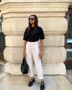 Loafers With Jeans, Black Loafers Outfit, White Denim Outfit, How To Wear Loafers, White Jeans Outfit, Spring Outfits Casual, White Pants, Denim Outfit