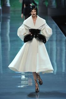 El traje Bar fue la pieza que abrió el primer desfile de Christian ... Couture Dior, Evening Dress Long, Runway Fashion Couture, Christian Dior Haute Couture, Rebecca Ferguson, Dior Haute Couture, Christian Dior Couture, Dior Fashion, Dior Couture