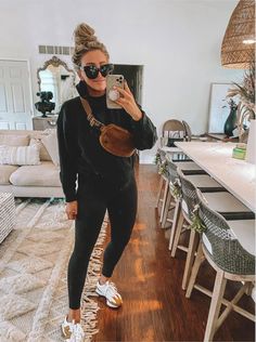 Stadium Outfit Women Winter, New Balance 327 Women Outfit Jeans, Sweats Outfits, Outfit With Sneakers, Balance Outfit, Wrestling Outfits, Engagement Photo Outfits Fall, Trainers Outfit, New Balance Trainers