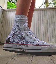 Diy Converse, Alt Shoes, Bracelets Patterns, Diy Bracelets Patterns, Cute Sneakers, Shoe Design, Converse Shoes, Bracelet Patterns, Diy Bracelets