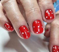 Festive Red and White Christmas Nails to Complete Your Holiday Looks - Cassidy Lucille Red And White Christmas Nails, Nails Polka Dots, Santa Hat Nails, White Christmas Nails, Holiday Nails Easy, Red And White Nails, White Coffin Nails, Bears Nails, Acrylic Tips