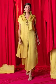 Shop for Enech Yellow Muslin Modal Asymmetric Tunic And Palazzo Set for Women Online at Aza Fashions One Piece Dress Design, Asymmetric Tunic, Women Kurta, Tunic Designs, Palazzo Set, Trendy Dress Outfits, Yellow Short, Diy Fashion Clothing, Boutique Dress Designs