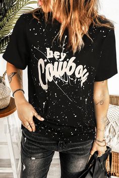 Bjux - Camiseta Hey Cowboy Vintage Splashed - Diseño clásico con un toque retro Black Cotton T-shirt With Paint Splatter, Casual Relaxed Fit Paint Splatter T-shirt, Trendy Distressed T-shirt With Crew Neck, Casual Short Sleeve Tops With Paint Splatter, Casual Short Sleeve Paint Splatter Top, Trendy Distressed Crew Neck T-shirt, Spring Crew Neck T-shirt With Paint Splatter, Short Sleeve Graphic Tee With Paint Splatter, Black Graphic Tee With Paint Splatter